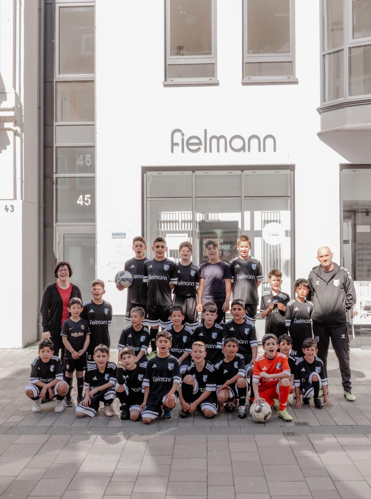 SC Bad Salzuflen Übergabe Trikotsatz für E Jugend Fielmann Bad Salzuflen Daniela Gärtner